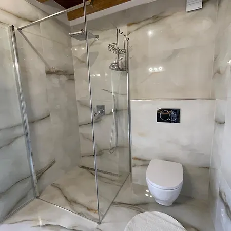 Premium 4 Szobas Erkellyel, Parkoloval